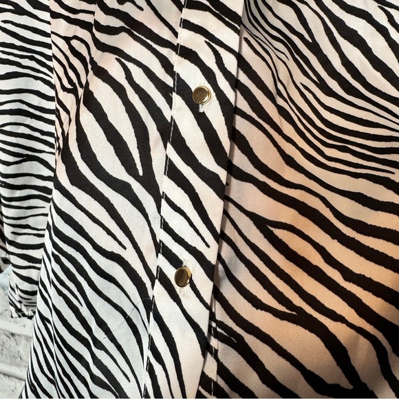 Zara‎ Black and White Button Down Shirt with Notched Collar - Picture 2 of 11